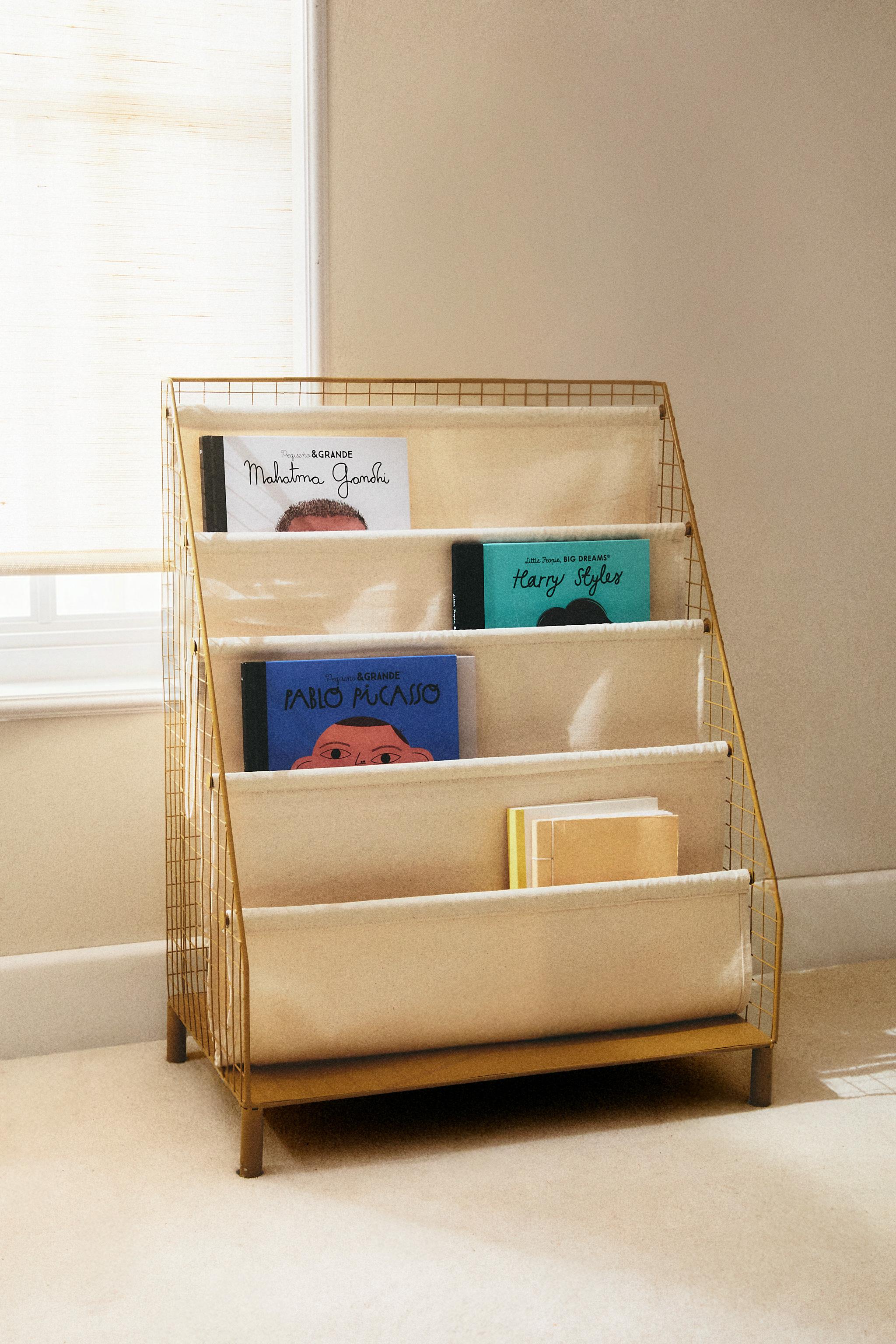 KIDS’ METAL BOOKSHELF
